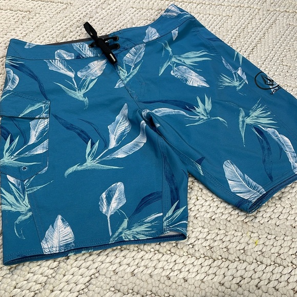 Volcom Board Shorts size 30 - Picture 2 of 6